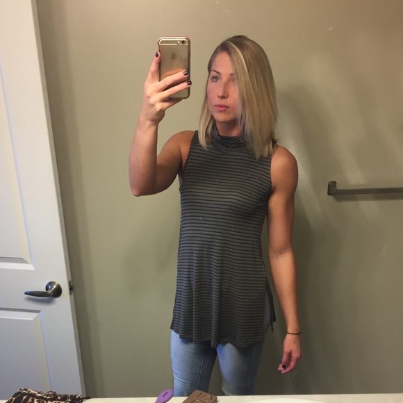 Sleeveless turtleneck tunic - Picture 3 of 3